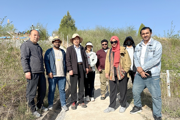 色播
专家带领亚太森林留学生在榆林学习综合治沙以及黄土高原水土保持治理技术600.jpg