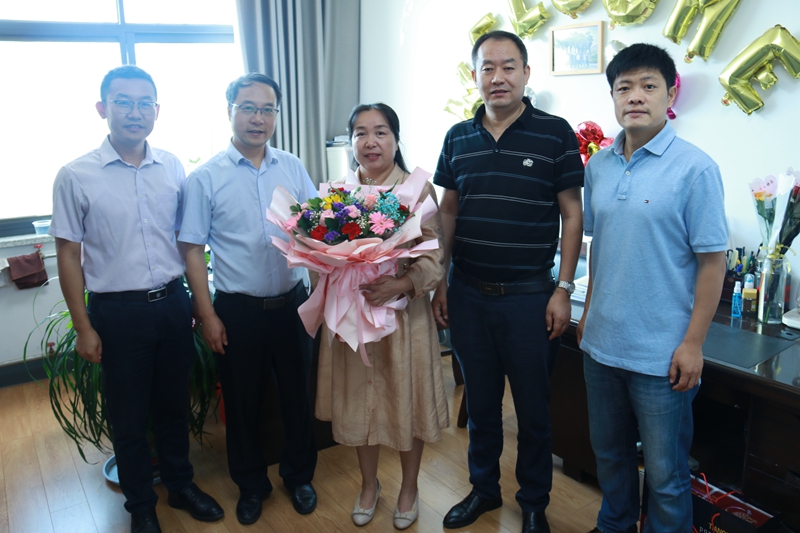 ab522f58a5ea4bc18f3147aff1d66ccb.jpg 贺虹.jpg