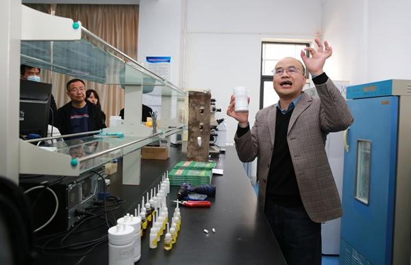 7182b847adb34434997f20d831efbb5a.jpg 唐光辉教授向参加陕西省秦岭重点林区重大有害生物联防联控会议的代表介绍树干注药颗粒剂的特点_副本.jpg