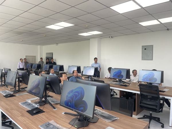 176cac95104847518901d15cdf0fd9c8.jpg 检查智慧林业实验室.jpg