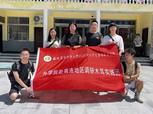 c15daa1e98c74b60a3c28bc521c405f5.jpg 色播
赴金米村木耳考察团在党群服务中心前张晶茹图 (1).jpg